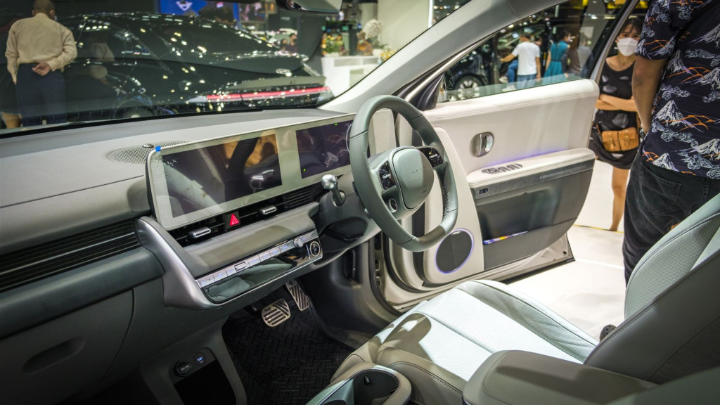 Глобальна компанія Hyundai продовжує радувати автолюбителів у всьому світі новими моделями і технологіями. Цього разу, вона представила свій найновіший і найпотужніший автомобіль - Ioniq 5 N 2024 року. Цей електрокар перевершує всі очікування і пропонує неймовірну швидкість і комфорт у поїздках.