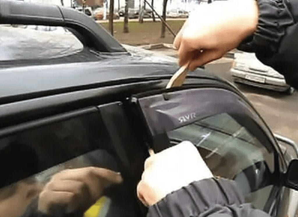 Ось як відкрити автомобільну двері без ключа