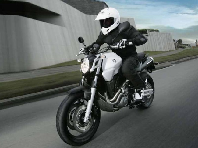 Yamaha MT-03 2003 быстро завоевал популярность на разных рынках. В Европе мотоцикл стал одним из самых продаваемых моделей, благодаря своей надежности и эффективности. В Океании MT-03 был признан одним из самых стильных мотоциклов. А на азиатском рынке, где мотоциклы пользуются большой популярностью, MT-03 полюбился как любителям скорости, так и поклонникам комфорта.