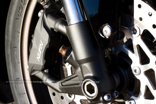 В 2009 году британский производитель Triumph представил обновленную модель спортивного мотоцикла Triumph Daytona 675. Этот 3-цилиндровый мотор отличается от стандартной двойки японских 4-цилиндровых аппаратов, которые всегда были на вершине мощности в классе. Это позволило мотору работать на высоких оборотах и в то же время использовать мощность при повороте без ограничителя. Весьма знакомство, если выше есть время для использования спортивного мотоцикла на треку или на дорогах.