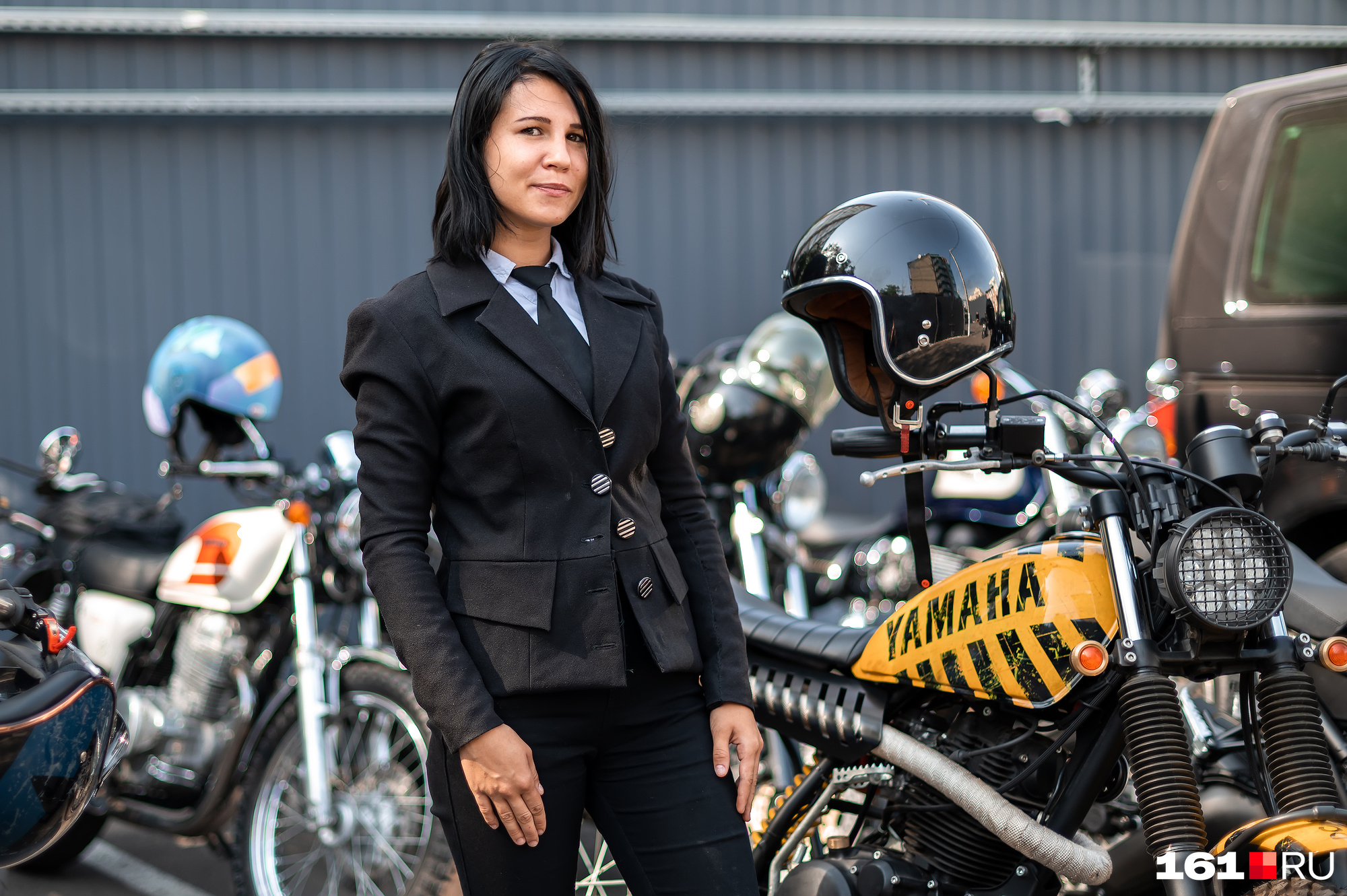 Фото участники «джентльменского» мотозаезда в классических костюмах рассказывают о своих мотоциклах