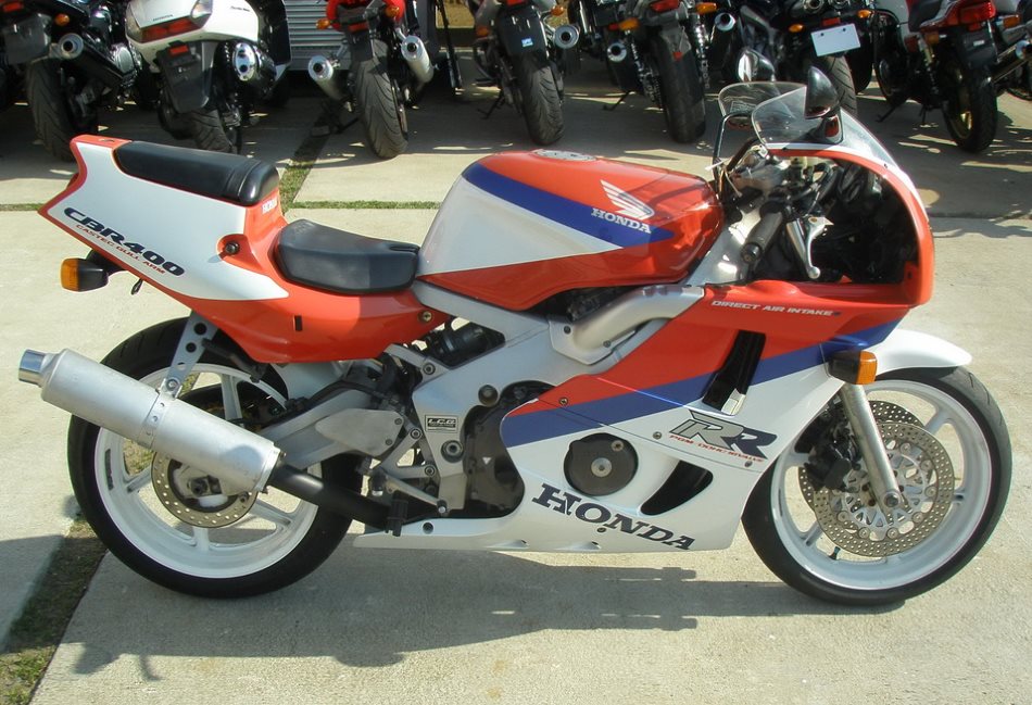 Honda CBR 400 технические характеристики обзор фото
