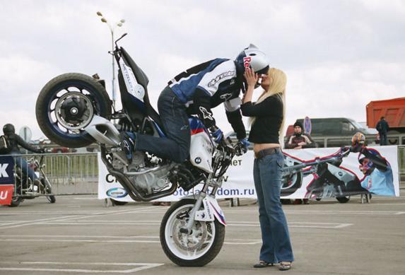 Учимся делать трюки на мотоцикле — советы от эксперта